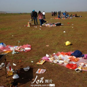 鄱阳湖姑塘湿地草原成烧烤场 垃圾遍地