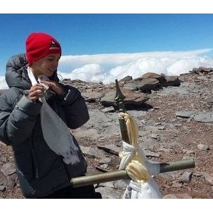 9岁男孩登顶南半球最高峰成最年轻登顶者