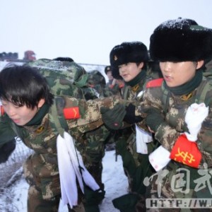 驻疆女兵拉练:负重40斤寒冬下徒步500里