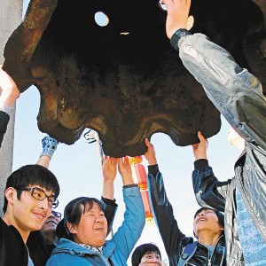 西安10名盲人6小时徒步绕城墙挑战自我