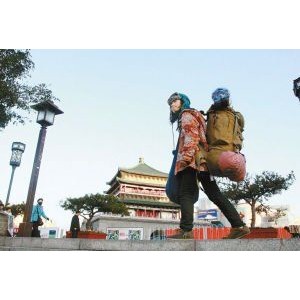 80后上班族迷上探险 组队找山洞