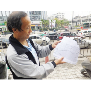 六旬残疾老人徒步游贵州 途遇好心人帮助