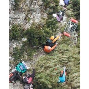 台湾登山客不慎坠崖 台军派直升机救援
