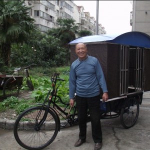 小偷自信能跑过警察 脱掉裤子裸奔仍被擒