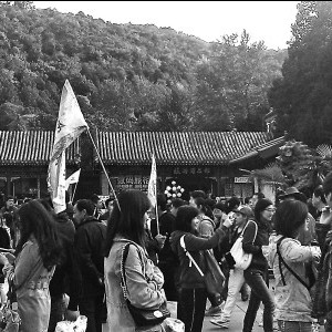 香山首个高峰日走失近50名儿童 均被找回