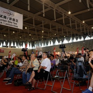 专业观众网上报名踊跃 小观众打来咨询电话