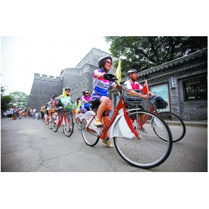 两岸四地骑行爱好者相约骑游北京胡同