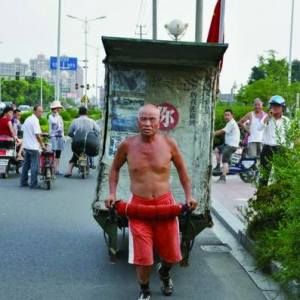 56岁男子推车游历全中国 8年走过1000城