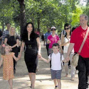 英国副议长徒步800公里为难民儿童募捐