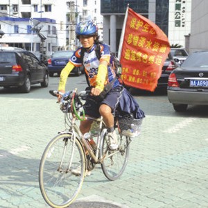 8年骑行12万多公里 万里走单骑的“环保骑士”