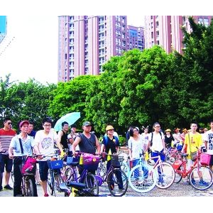 广东佛山90后组织骑行 40后乐当拍客