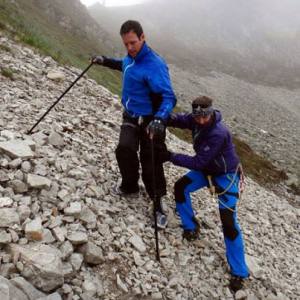 英国32岁男子遇雪崩瘫痪后再战雪山