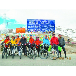 富士山申遗成功后首次开山吸引大批登山者