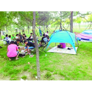 北京永定河宛平湖公园成为帐篷烧烤营地
