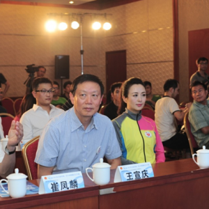 影星杨童舒着阿肯诺骑行服出席环明湖自行车赛新闻发布会