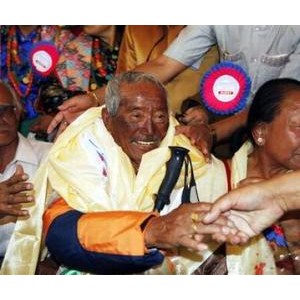 尼泊尔政府资助82岁老汉登珠峰以夺回世界纪录