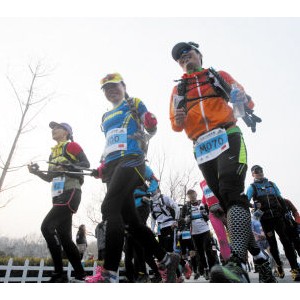 内地首个民间100公里越野赛大连开跑