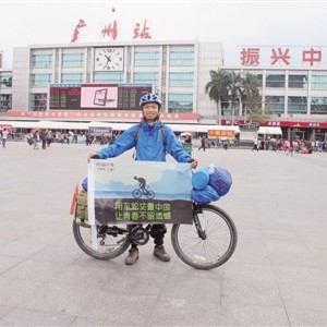 “90后”骑行中国到南宁 高校车友热心来相助