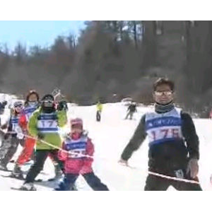 日本290人列队滑雪打破吉尼斯世界纪录