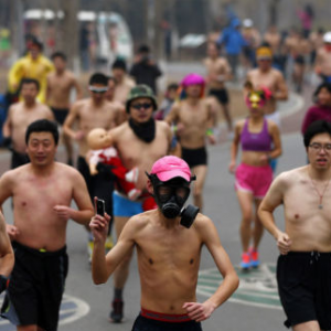北京民众挑战雾霾参加光猪跑