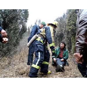 六旬老人登山脚踝脱臼被消防抬下山