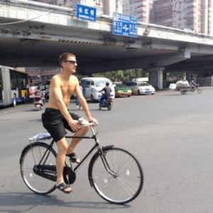 在北京骑车的外国人：一进六环空气就变了