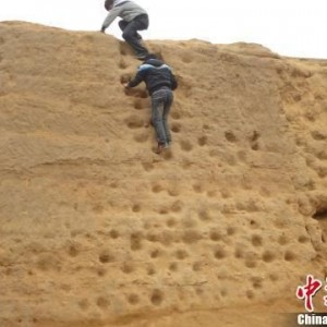 郑州仿商代古城墙竟成攀岩墙