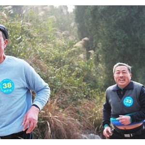 湖南保靖民众积极参与新年登山活动