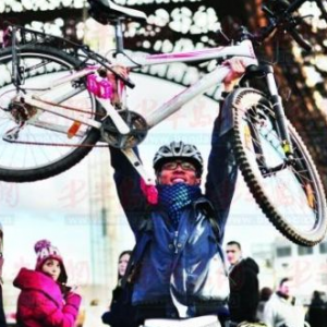 小伙骑车从青岛到巴黎 曾被人用枪指过头