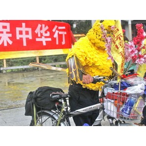 济南男子爬山摔伤被困千佛山大佛头