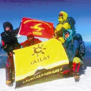 地大女子登山队初战征服哈巴雪山