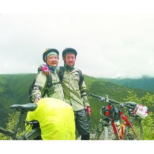 父亲送儿子成人礼：带其骑行到拉萨