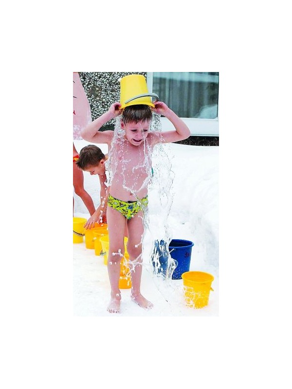 俄罗斯两岁幼童零下25℃雪地冲冷水