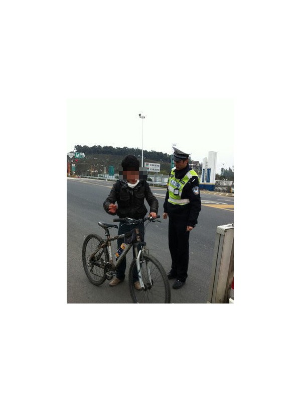 单车少年将自行车骑上高速被交警劝离