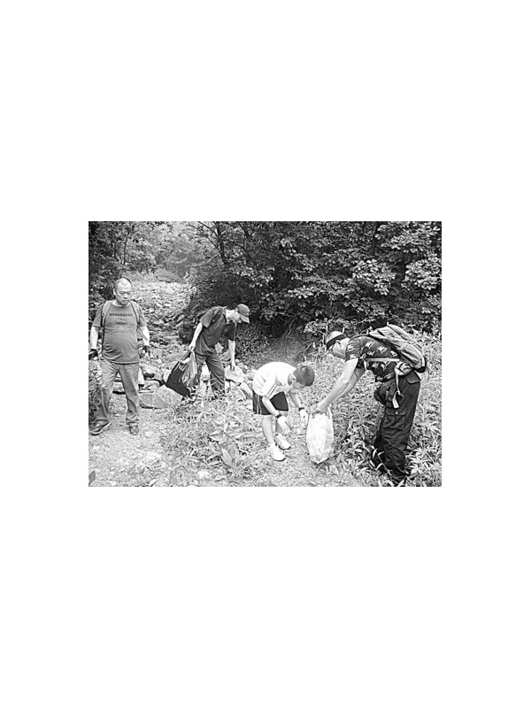 鞍山驴友上山捡垃圾 保持家乡山清水秀
