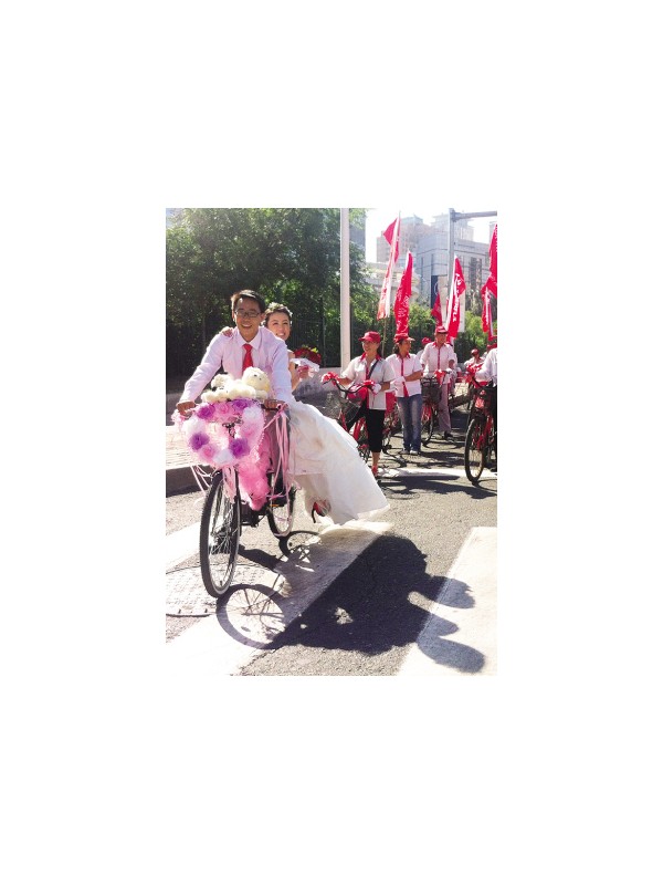 自行车婚礼惊艳冰城街头