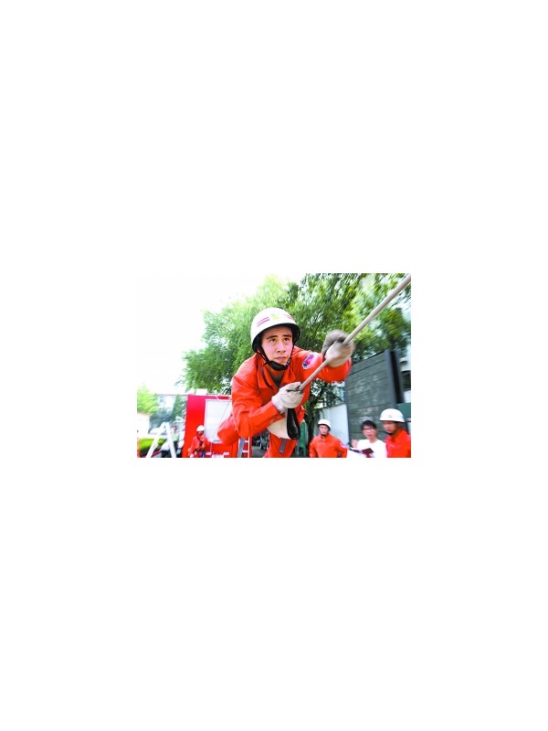 驴友被困频发 消防组建首支山岳救援队