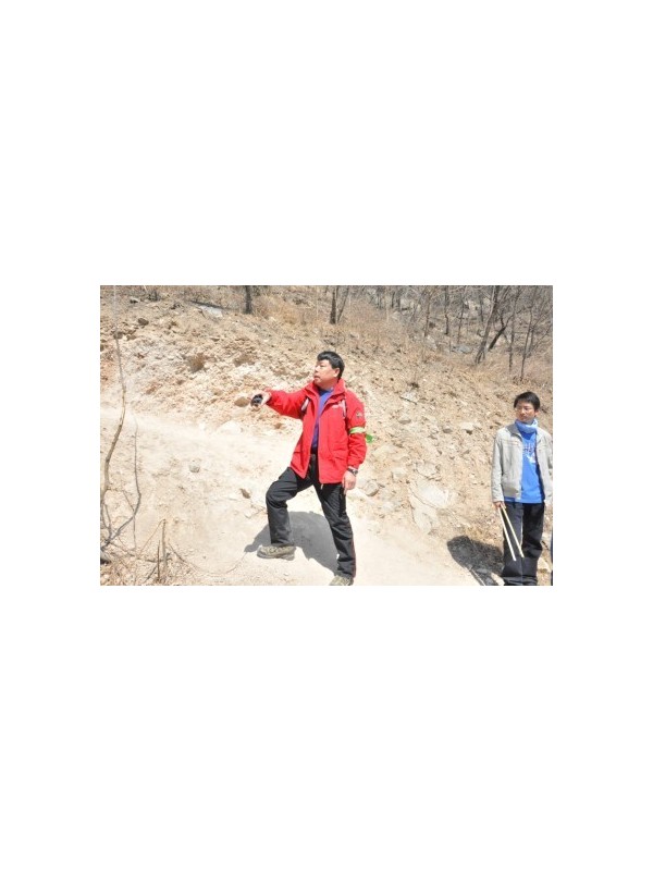 爬一座山 清一条路―记自然之友登山队“清香活动”