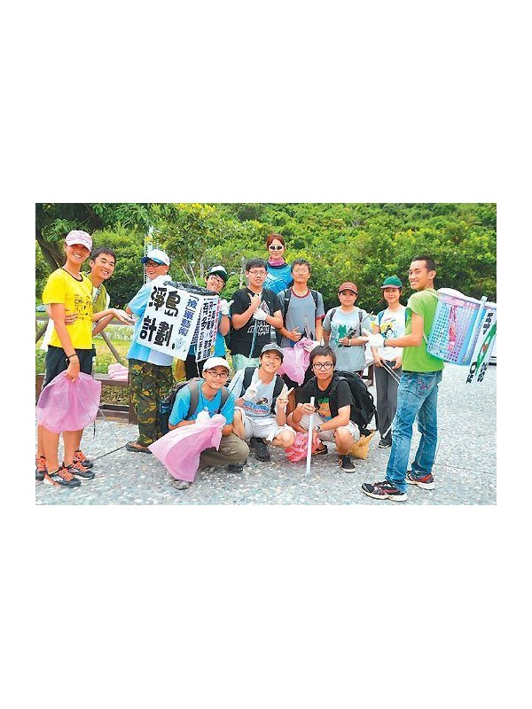 台湾3名女大学生环岛捡垃圾保护环境