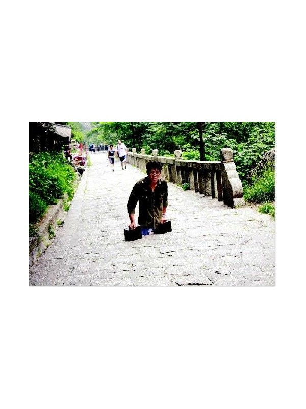 山东无腿小伙挑战华山 登五岳成结婚礼物