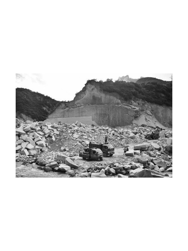秦岭大夫峪遭开采花岗岩 多处山头成秃山