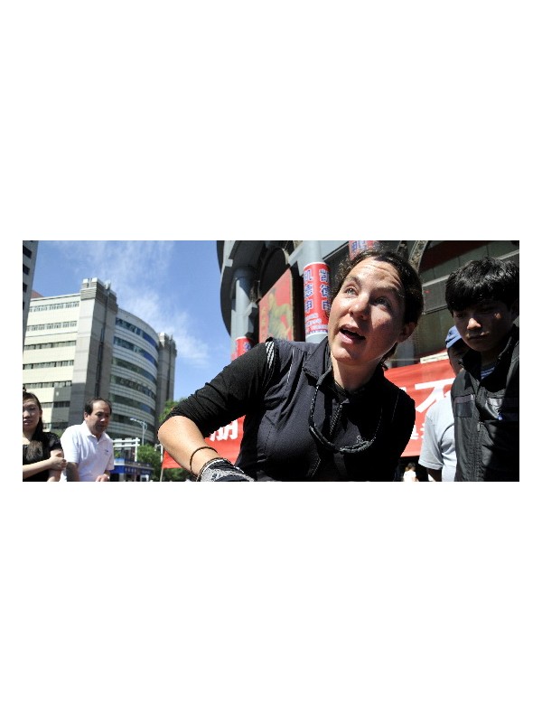英国27岁姑娘骑单车环游世界 每天160公里