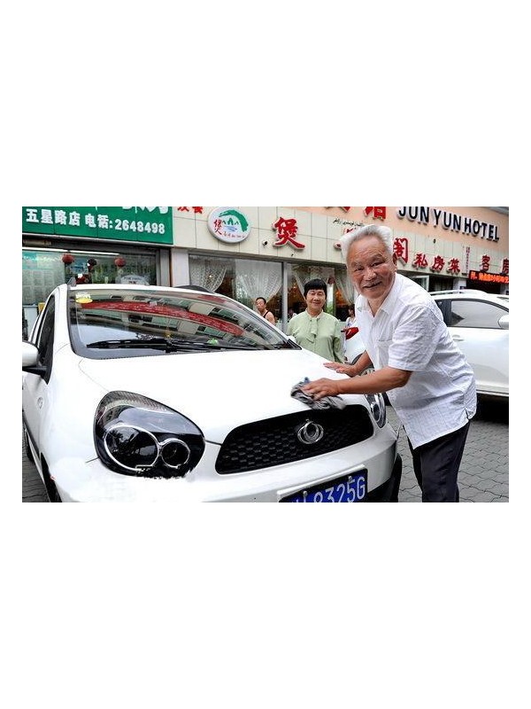 浙江七旬翁携老伴自驾游新疆