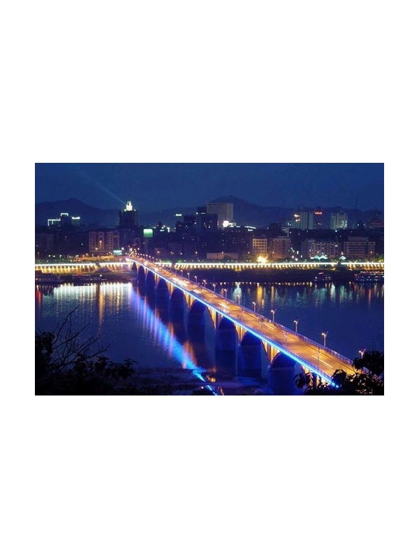 白领扎帐篷露宿嘉陵江边欣赏夜景