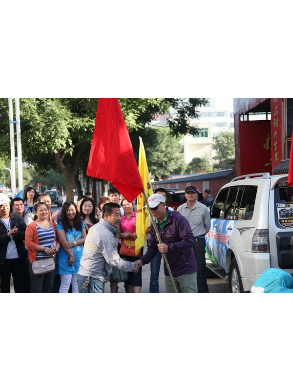 陕西榆林民间登山队登顶6178米玉珠峰