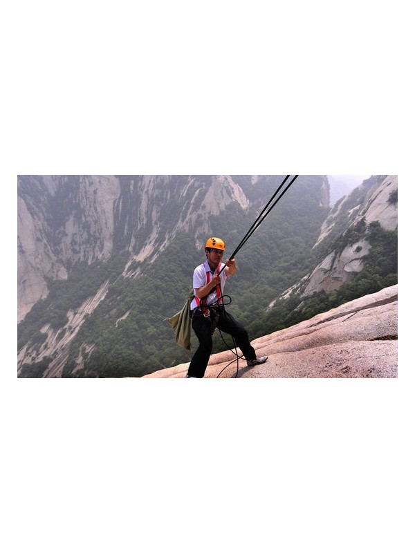 环卫工身绑登山绳在华山绝壁上清理垃圾