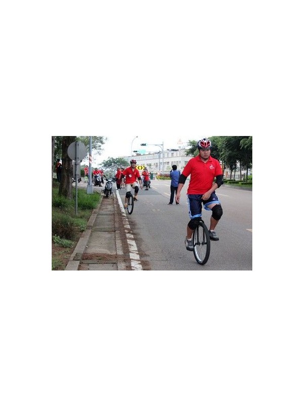台湾10名智障学生骑乘独轮车绕行金门