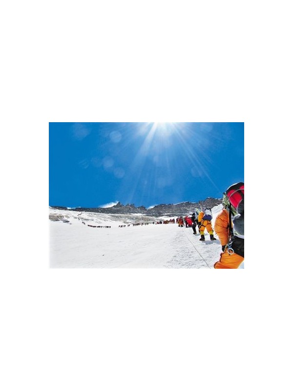 商业登顶珠峰最低需要28万 登山公司垄断引发争议