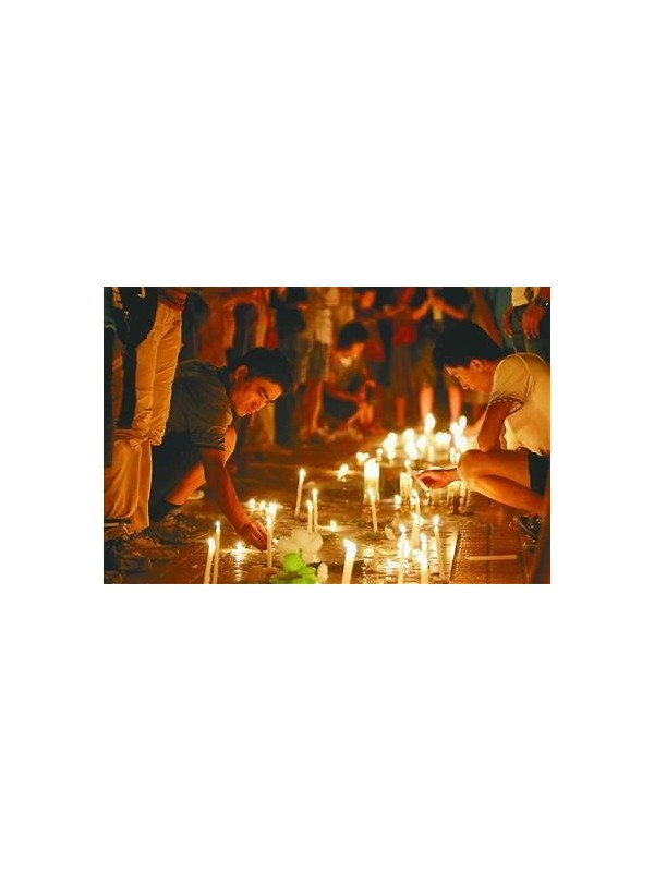 济南近200名自行车爱好者烛光祭车友