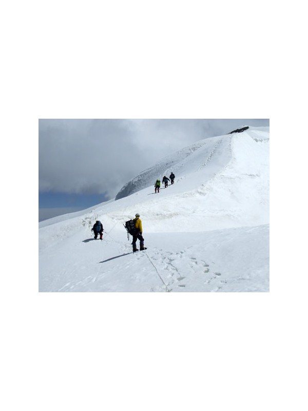 150人同日成功登顶世界最高峰 珠峰遭遇拥堵危机